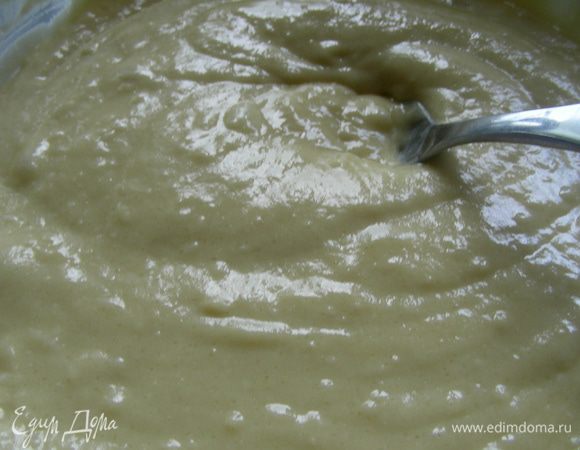 К сухой смеси добавляем жидкую, а также растопленное масло. Все быстро перемешиваем металлической ложкой. 
