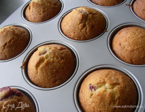 Выпекаем маффины 16-18 минут до золотистого цвета. При прикоснвении они должны быть упругими. Даем им 5 минут подостыть, затем достаем их из формы и посыпаем сахарной пудрой по вкусу.