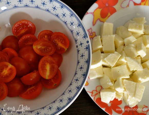 Моцареллу нарезать маленькими кубиками. Помидорки-черри пополам.  