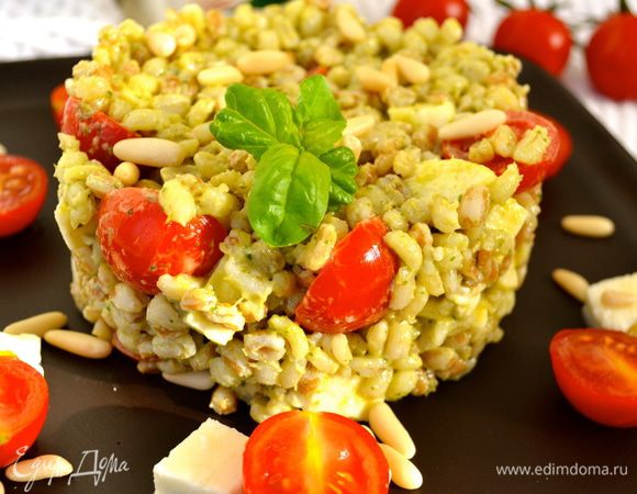 Добавить в миску. Положить орешки. Все перемешать. Можно порционно выложить на тарелки в виде башенок... По желанию, сбрызнуть оливковым маслом... 