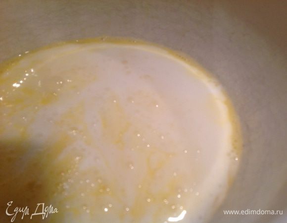 Добавить кефир и размешать.