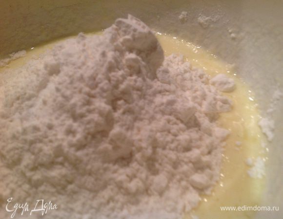 Добавить муку и соду, хорошо размешать, чтобы не было комочков.