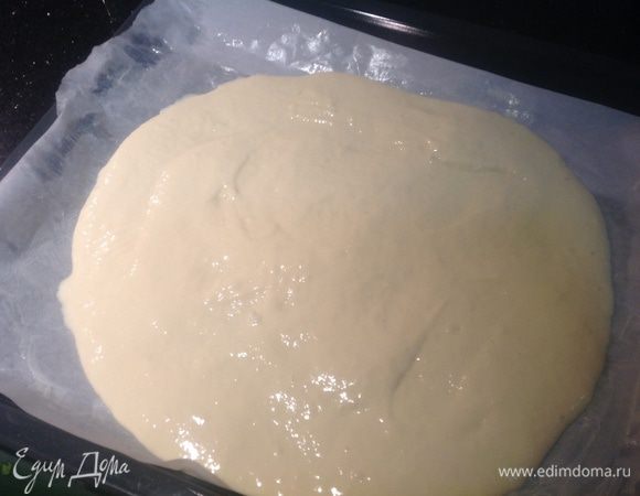 Противень застелить бумагой и смазать сливочным маслом. Вылить тесто, разровнять ложкой.