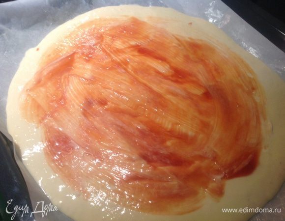 Смазать кетчупом и майонезом.