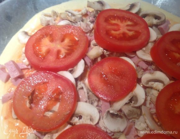 Тонко нарезать помидоры и грибы. Выложить сверху.