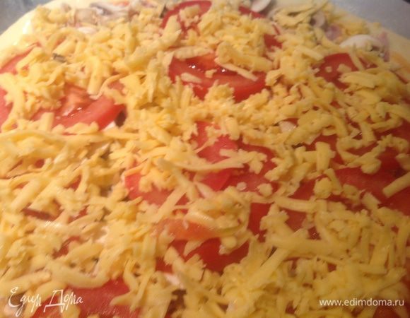 Посыпать тертым сыром. Готовить в духовке 25-30 минут