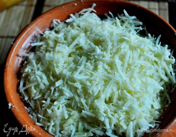 посыпать всё тёртым на мелкой тёрке пармезаном и поставить в разогретую до 200С духовку на 15-20 минут.