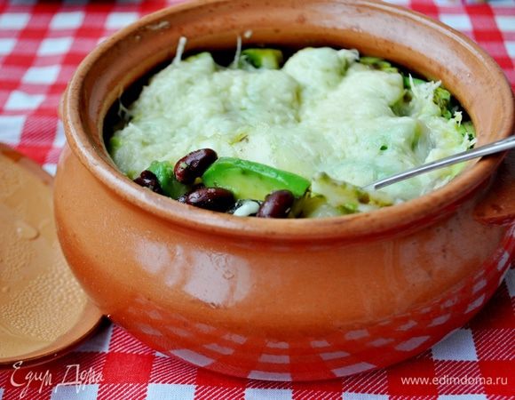 Подавать как в горячем, так и в тёплом виде, очень сытно, вкусно и не обычно. Приятного аппетита! 
Пропорция рассчитана примерно на двоих, если делать 4 порции, то 2 авокадо и 2 банки фасоли, соответственно, и сыра больше.