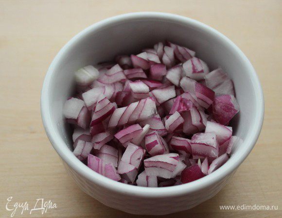 Нарубить кубиком лук...
