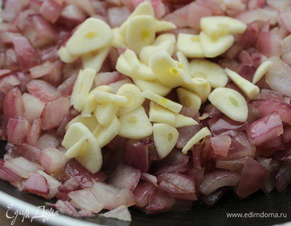 Разогреть на сковороде оливковое масло и пассировать лук 2 минуты. Затем добавить чеснок и готовить еще одну минуту.