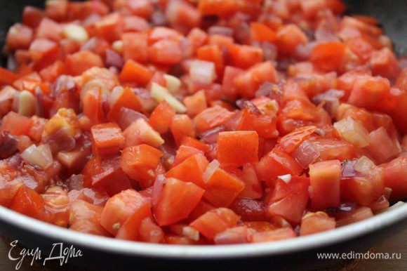 Добавить помидоры и довести до кипения, влить соусы , посолить, добавить растертый сухой базилик и тушить на слабом огне 30 минут под крышкой.