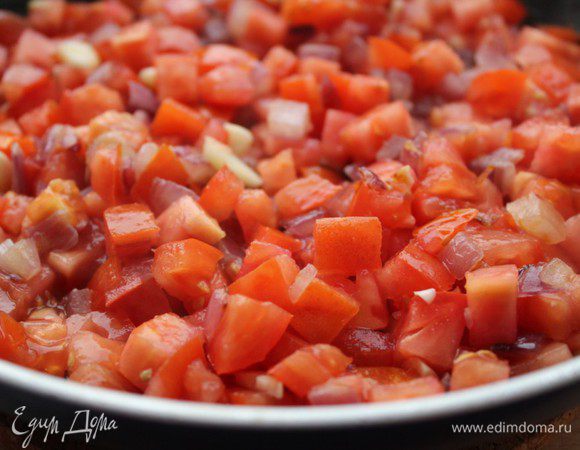 Добавить помидоры и довести до кипения,  влить соусы , посолить, добавить растертый сухой базилик и тушить на слабом огне 30 минут под крышкой.