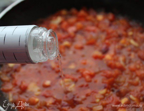 Добавить водку. Проварить соус еще 5 минут. 