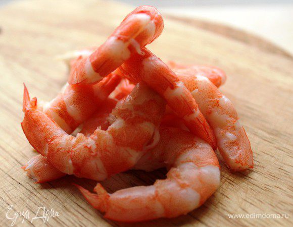 Пока готовится соус, разморозить и очистить креветки. Удалить кишечную вену. Как удалять вену, можно посмотреть здесь   http://www.edimdoma.ru/retsepty/49590-hrustyaschie-krevetki-s-sousom-dor-blyu