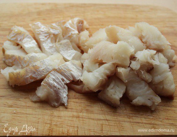 Рыбу нарезать тонкими полосками (у меня треска и судак)