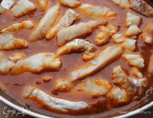 В готовый соус положить рыбу и проварить 2 минуты.