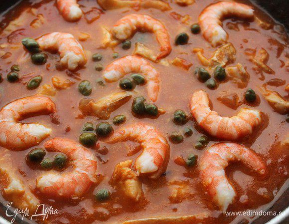 и каперсы. Выдавить сок из лайма .  Накрыть крышкой и прогреть 2-3 минуты.  