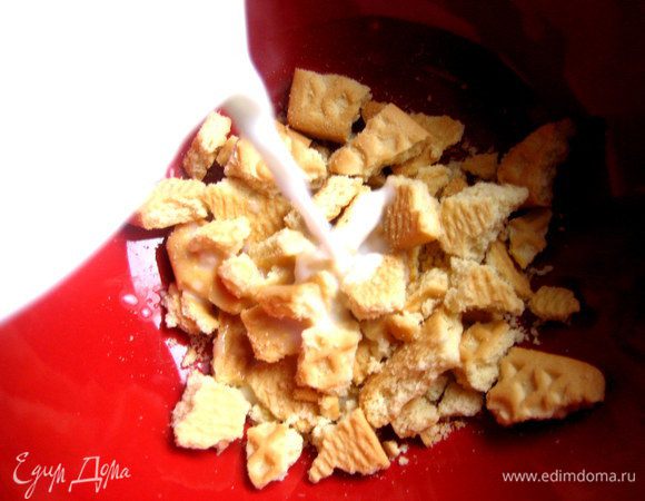 Заливаем горячим или тёплым молоком.