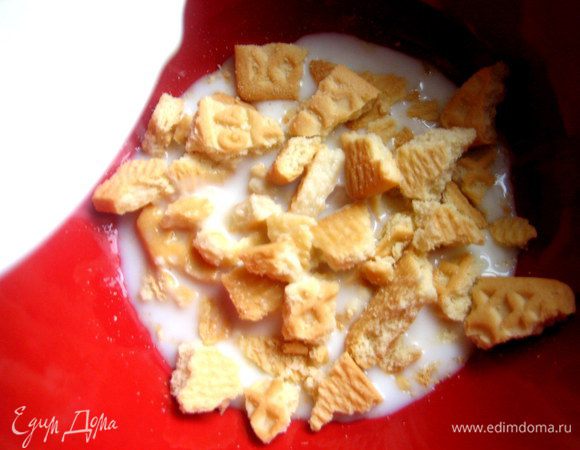 Даём пару минут пропитаться печенью.