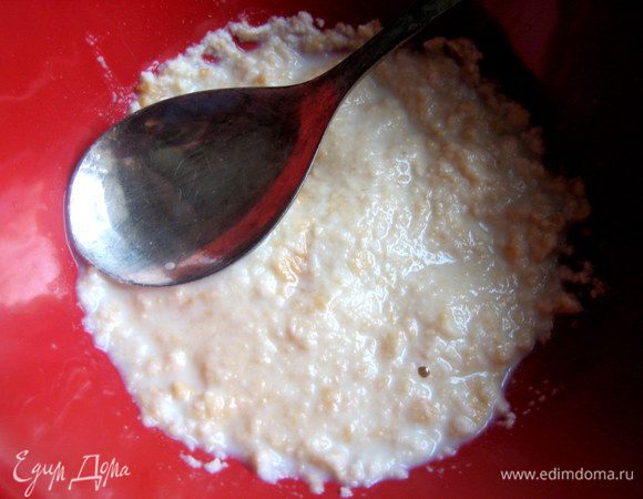 Придавливаем ложкой в кашу.