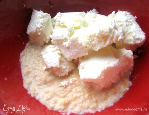 Отправляем сюда творог (если не пастообразный,то протереть через сито!).