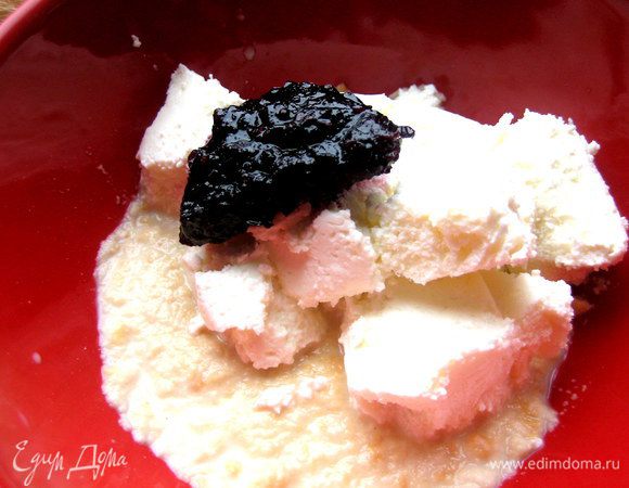 Добавим густую тёртую смородину (жидкой частью польём потом!).