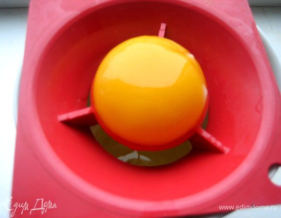 Желток отделить от белка.