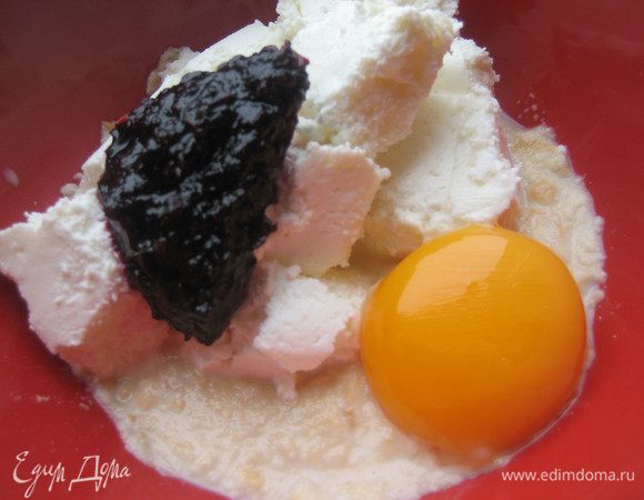 Желток уходит первым.