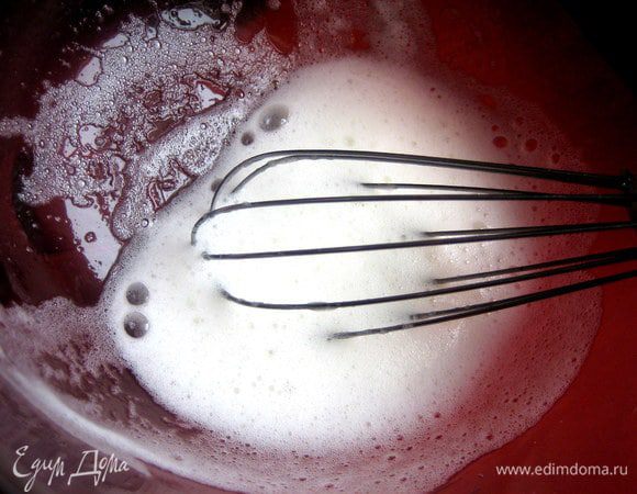 Белок взбиваем в пену.