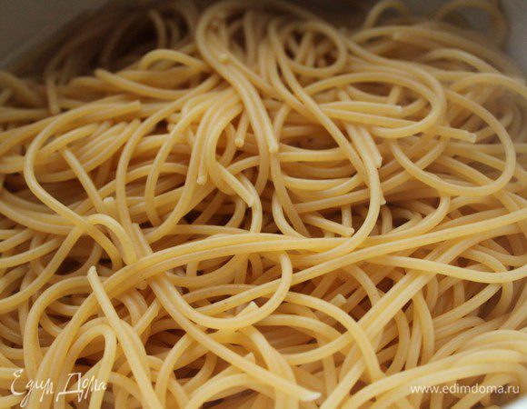 Параллельно отварить спагетти аль денте. Смешать все ингредиенты и сразу подавать.