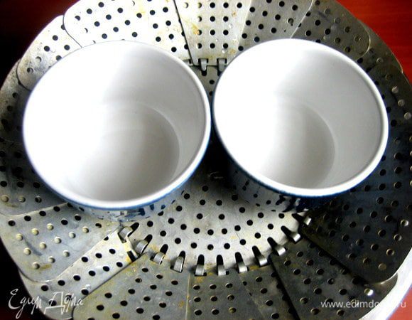 Давно хотела иметь маленькие керамические формочки...,пока купила две,но буду ещё парочку приобретать))) Верх у них диаметром 8 см...,а дно-6 см.