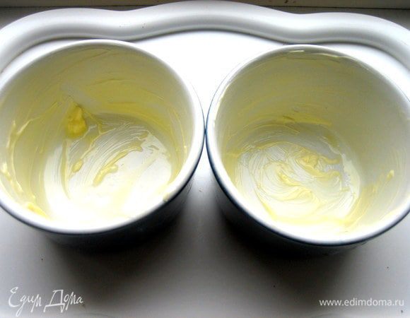 Обмазываем полностью маслом формочки.