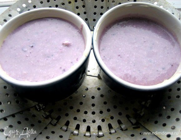 Разливаем массу по формам.