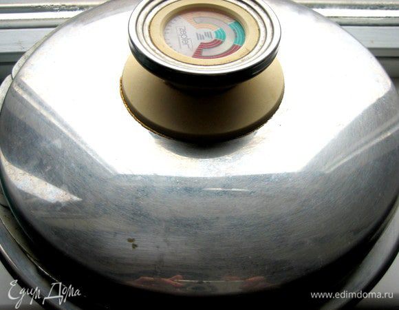 По рецепту накрыть форму надо фольгой,но у меня хорошая цептеровская крышка держала пар!