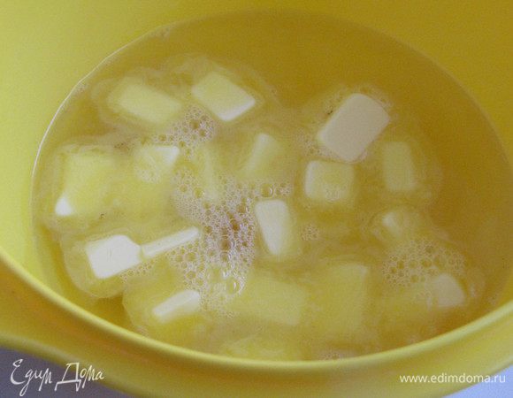 Пока варится бульон, приготовим галушки. Масло, заранее вынутое из холодильника, порезать на кусочки. Добавить 0,5 стакана крутого кипятка и соль. Перемешать.