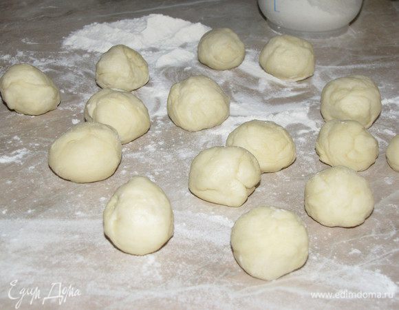 Каждый кусочек скатать в шарик. Должен получиться шарик величиной с грецкий орех.