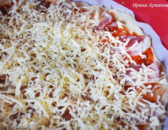 Посыпать тертым сыром. 