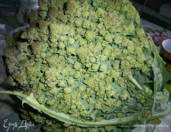 Цветную капусту промыть под проточной водой, разобрать на соцветия. 
Отправляем капусту в пароварку примерно на 15 минут. У нас был целый огромный монстр особого сорта, выращенный мамой на ее огороде. Нам всем хватило и покушать вволю и на зиму в морозилку припрятать)))