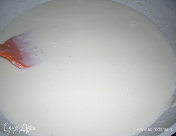 Добавим к растопленному маслу муку и хорошенько прогреем смесь (до исчезновения запаха сырой муки). Снимаем сковороду с огня и порциями добавляем к мучной смеси молоко, каждый раз тщательно размешивая до полной однородности массы.