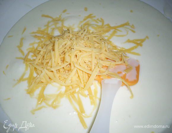 Возвращаем смесь на медленный огонь и постоянно помешивая, доводим ее до нужной густоты. Добавляем натертый на терке сыр.