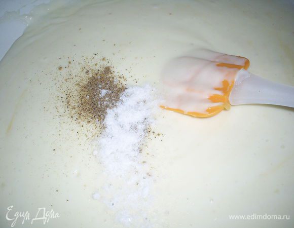 Солим по вкусу, когда сыр полностью расплавится. Добавляем молотый мускатный орех.