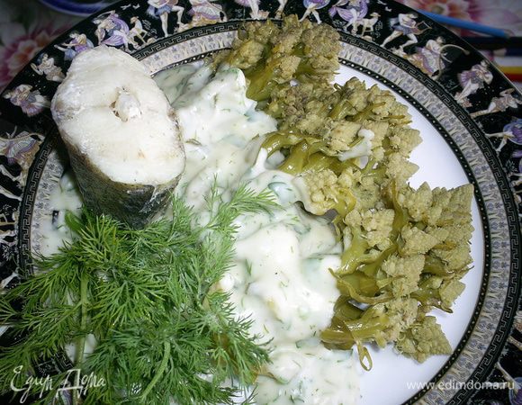 Капусту выкладываем на тарелку, поливаем соусом, подаем с отварной или паровой рыбой. Приятного аппетита!!!