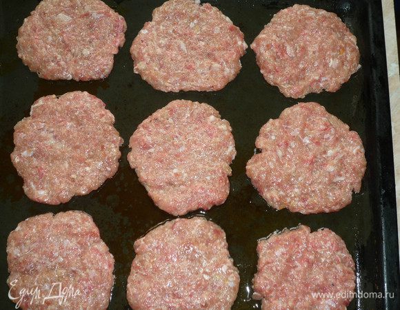 Приготовьте фарш, посолите, поперчите и добавьте 1 луковицу. Выложите лепешки на смазанный противень (диаметр лепешки 10 см).