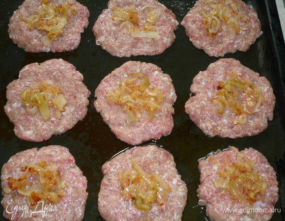 Нарежте 2 луковицы, обжарье, положите на фарш.