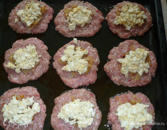 Отварить и нарезать кубиками 2 яйца. Посолить, поперчить добавить майонез, чтобы не разваливались яйца, и выложить на лучок.