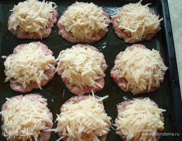 Натереть сырой картофель на крупной терке и выложить на яйца в форме стога, посолить.