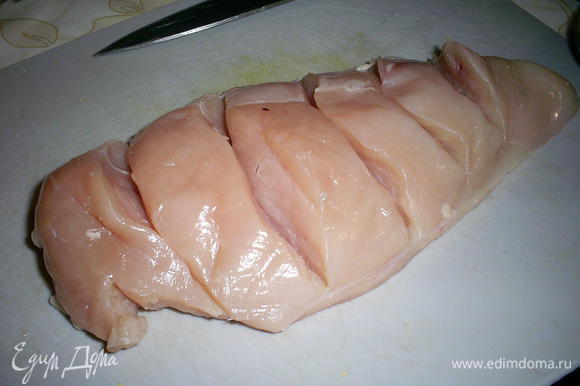 В куриных филе сделать 5-6 поперечных разрезов.