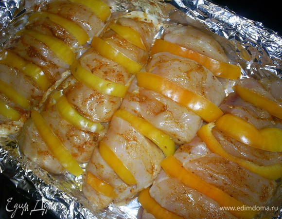 Вложить по кусочку перца в каждый разрез.