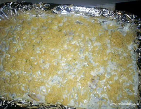 Заливаем грудки соусом и посыпаем тертым сыром.