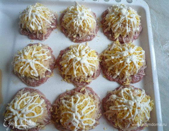 Посыпать сыром стожки и полить немного майонезом. Поставить в разогретую духовку на 60-80 минут.